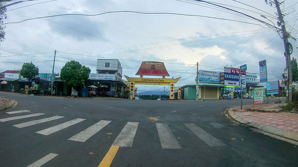 Cổng chính chợ Kon Plông 